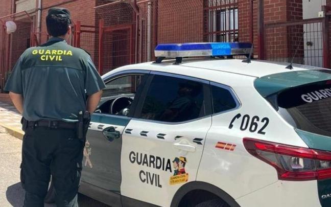 Un agente de la Guardia Civil junto a uno de los vehículos del cuerpo. Un agente de la Guardia Civil junto a uno de los vehículos del cuerpo.
