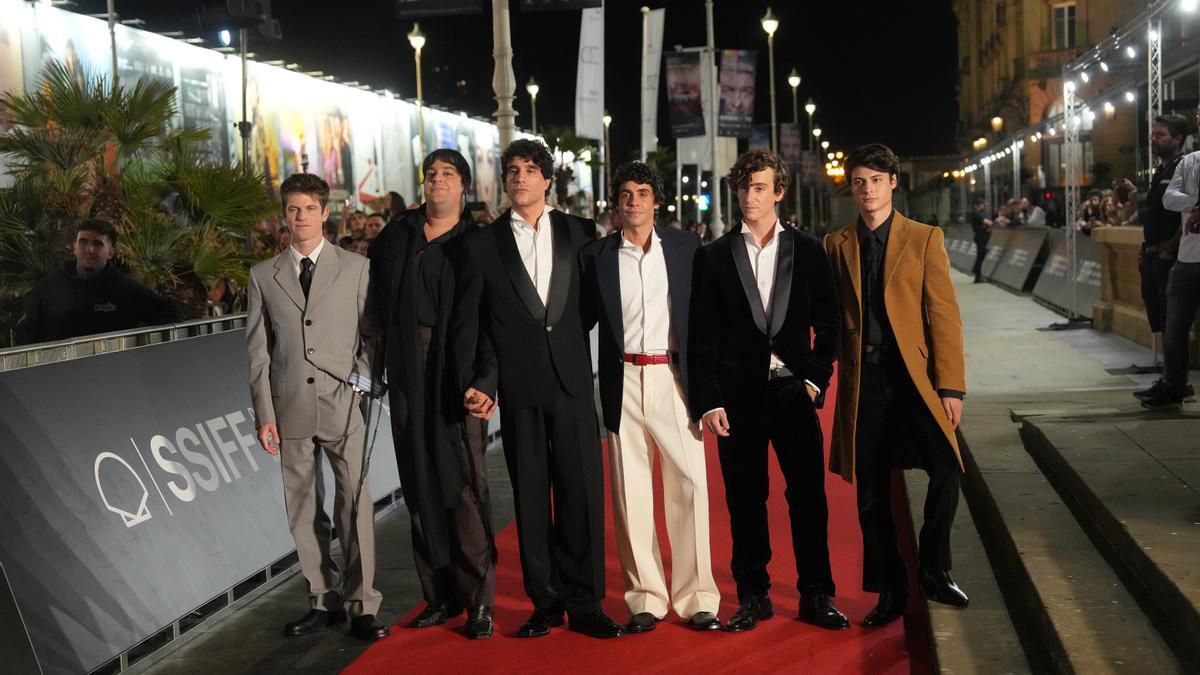 Los actores Miguel Bernardeau y Carlos González; los directores y guionistas Javier Calvo y Javier Ambrossi; el cantante Guitarricadelafuente; y el actor Milo Quifes; durante la alfombra roja de 'La bola negra' del Zinemaldia