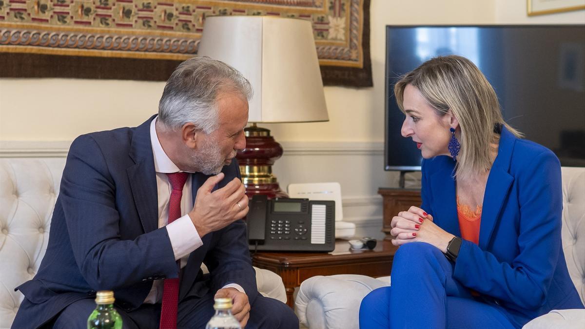 Maria Ubarretxena entrega a Ángel Víctor Torres las 10 transferencias para el cumplimiento del Estatuto de Gernika.