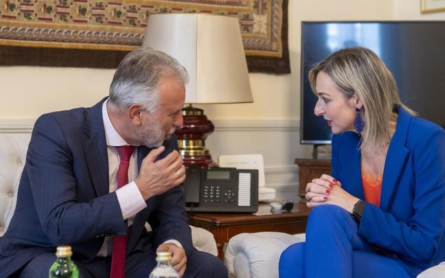 Maria Ubarretxena entrega a Ángel Víctor Torres las 10 transferencias para el cumplimiento del Estatuto de Gernika.