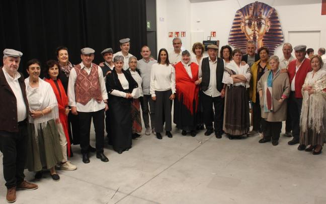 Veteranos y veteranas de Izaskun Murgia Elkarte Lirikoa que iniciaron esta ‘aventura’ de la zarzuela ‘made in’ Arrasate hace 25 años y siguen al pie del cañón.