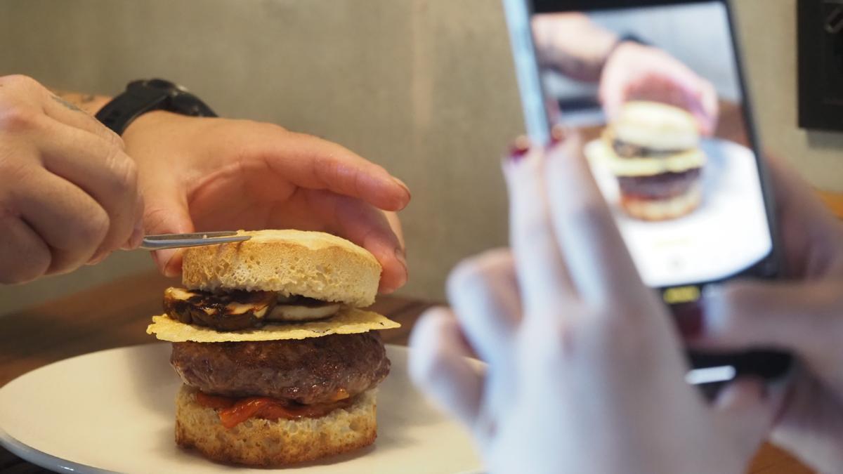 La hamburguesa Izarraitzpe, lista para ser degustada.