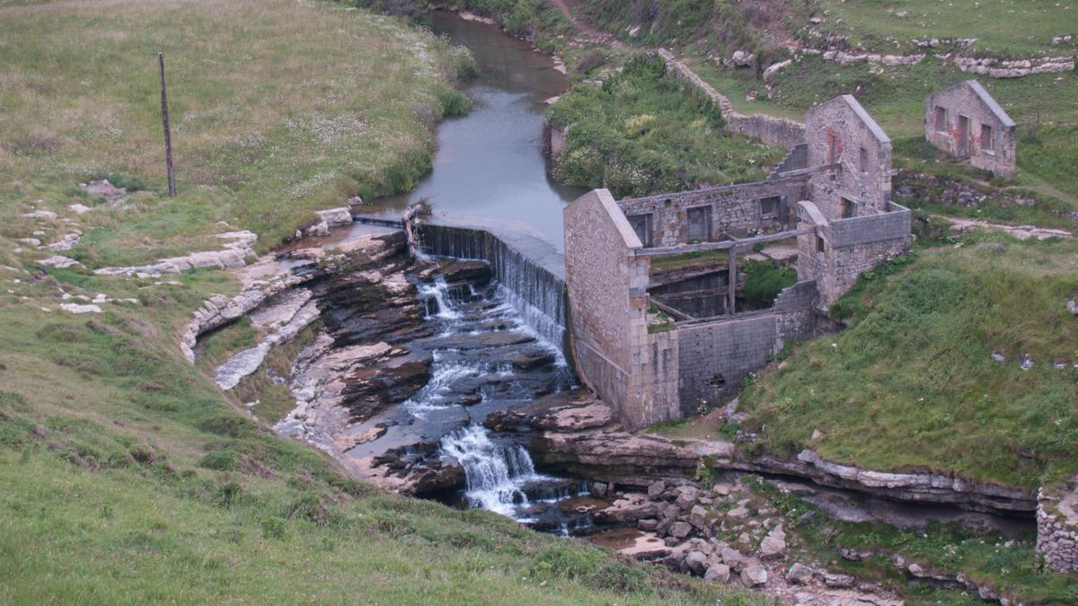 La represa y los restos del molino de Bolao, donde empieza la cascada que se lanza al mar.