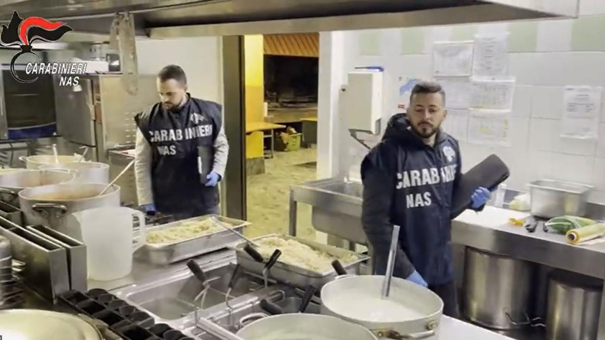 Agentes de los Carabinieri, en una de las cocinas inspeccionadas.