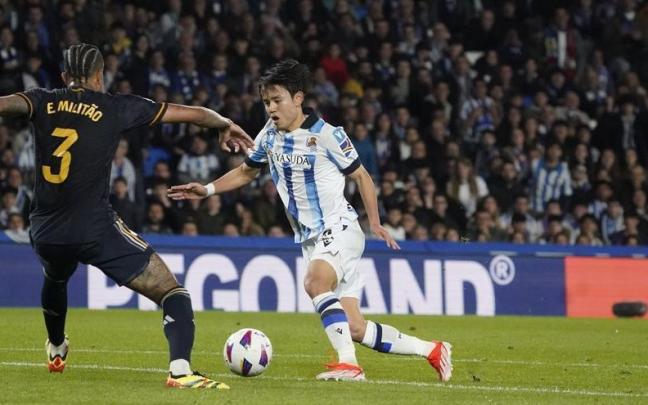 Kubo encara a Militao durante el enfrentamiento de la pasada temporada en Anoeta. / N.G.