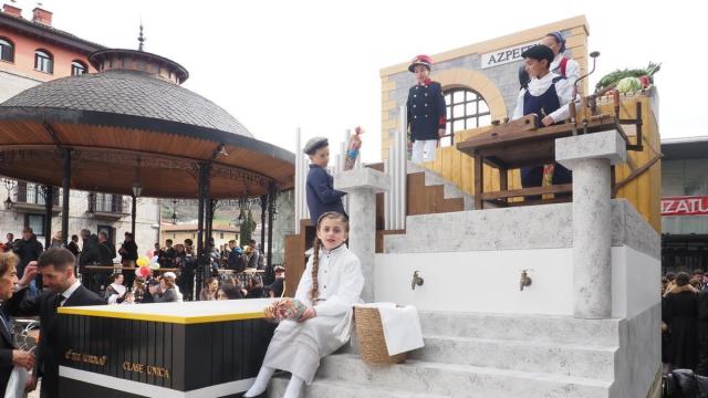 Los oficios de Azpeitia fue el tema elegido para la carroza que desfiló por las calles de la localidad en las fiestas de San Sebastián y Carnavales en 2025..