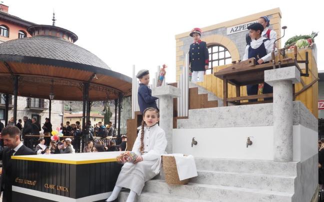 Los oficios de Azpeitia fue el tema elegido para la carroza que desfiló por las calles de la localidad en las fiestas de San Sebastián y Carnavales en 2025..