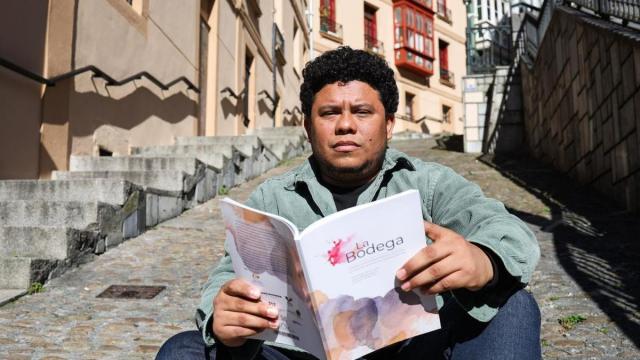 Jorge Freytter-Florián posa en el Casco Viejo bilbaino con un ejemplar de 'La Bodega. Donde la memoria fue secuestrada'.