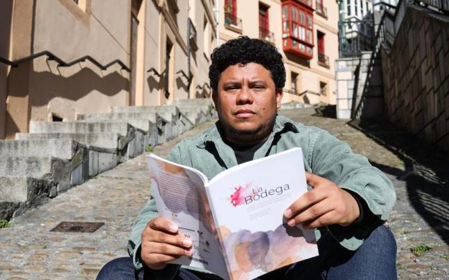 Jorge Freytter-Florián posa en el Casco Viejo bilbaino con un ejemplar de 'La Bodega. Donde la memoria fue secuestrada'.