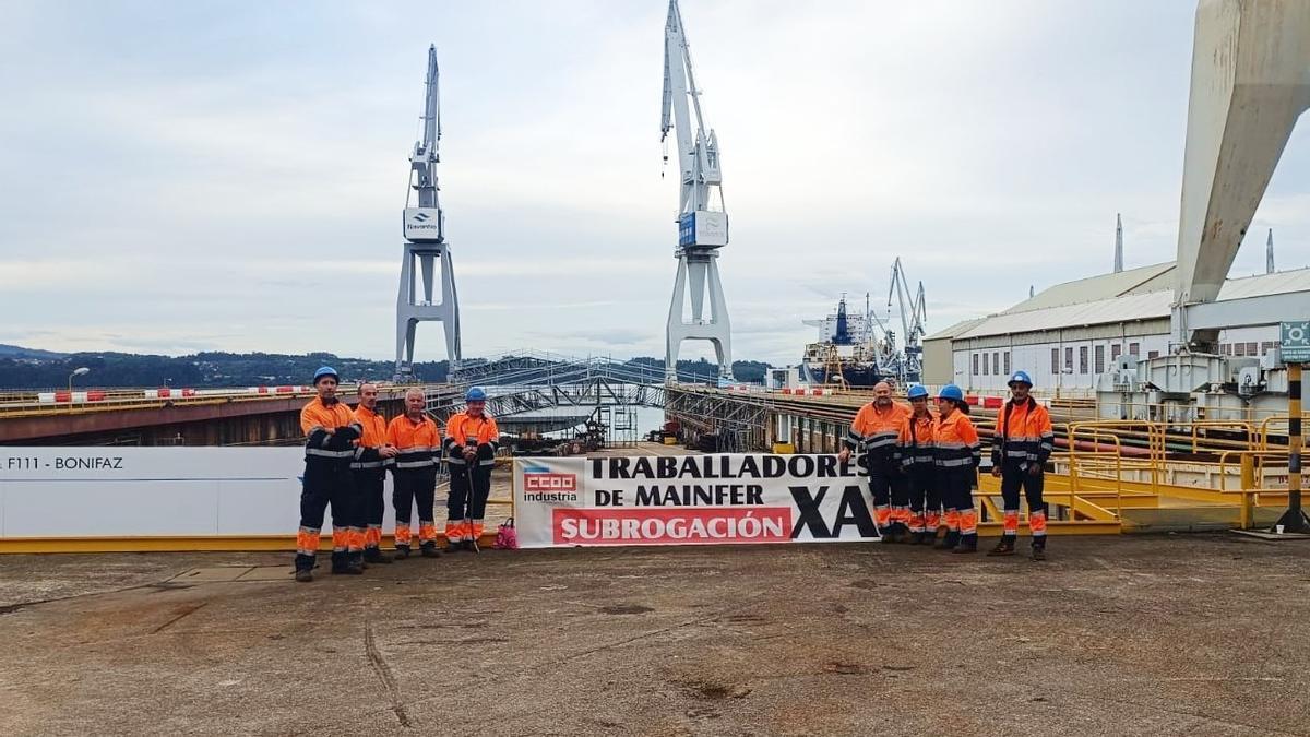 Los trabajadores de la auxiliar Mainfer protestando en el astillero de Navantia Ferrol.