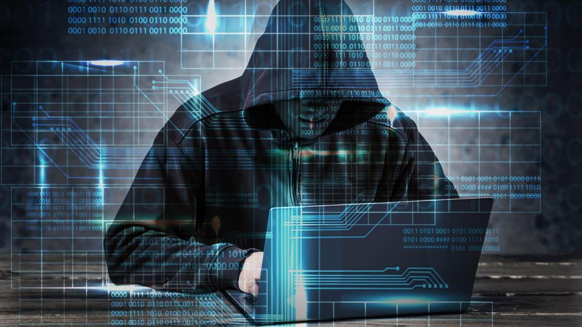 Un pirata informático utiliza un ordenador portátil.