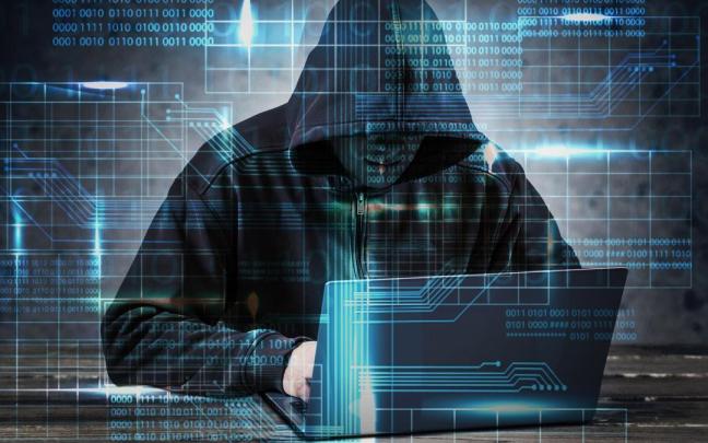 Un pirata informático utiliza un ordenador portátil.