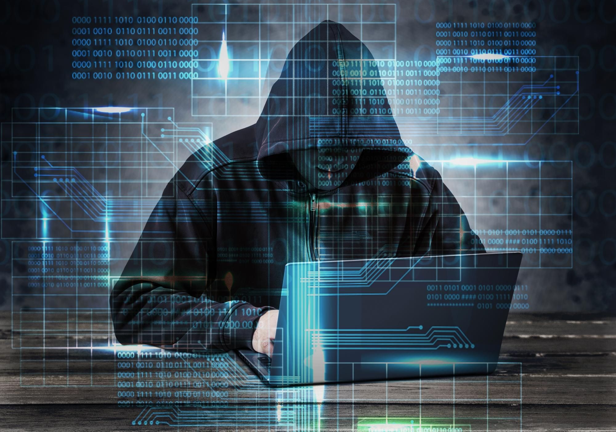 Un pirata informático utiliza un ordenador portátil.
