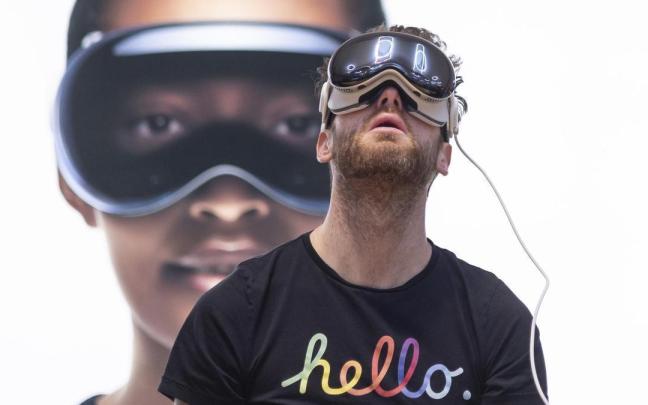 Un hombre prueba las Apple Vision Pro en New York.