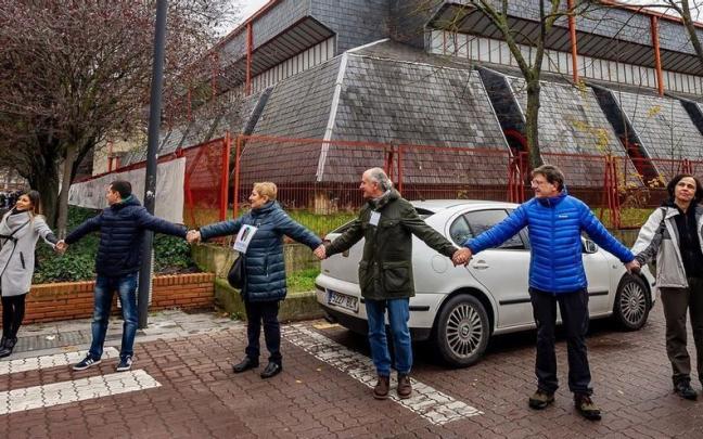 Acto de Memoria Gara en el exterior de la iglesia de Zaramaga.