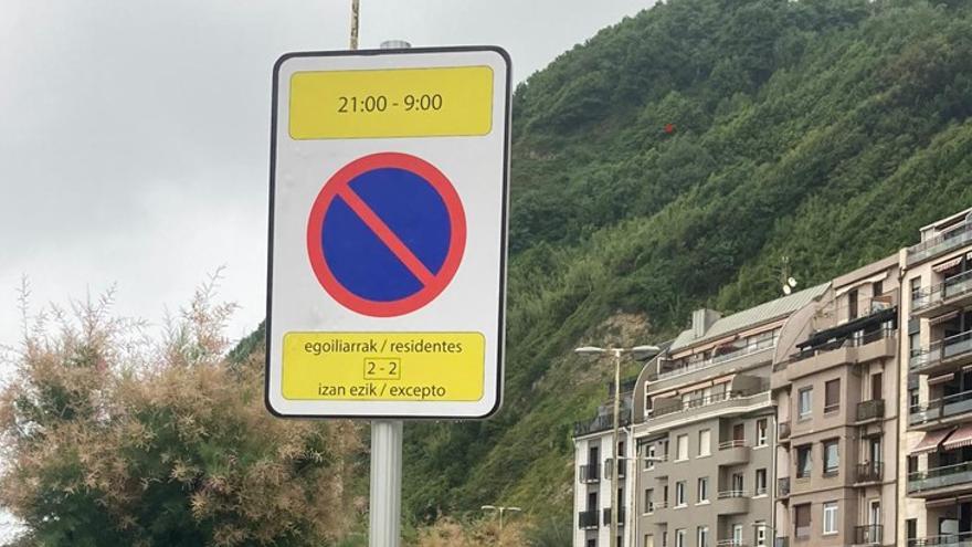 Cartel que prohíbe el estacionamiento de noche a los vehículos sin viñeta de OTA.