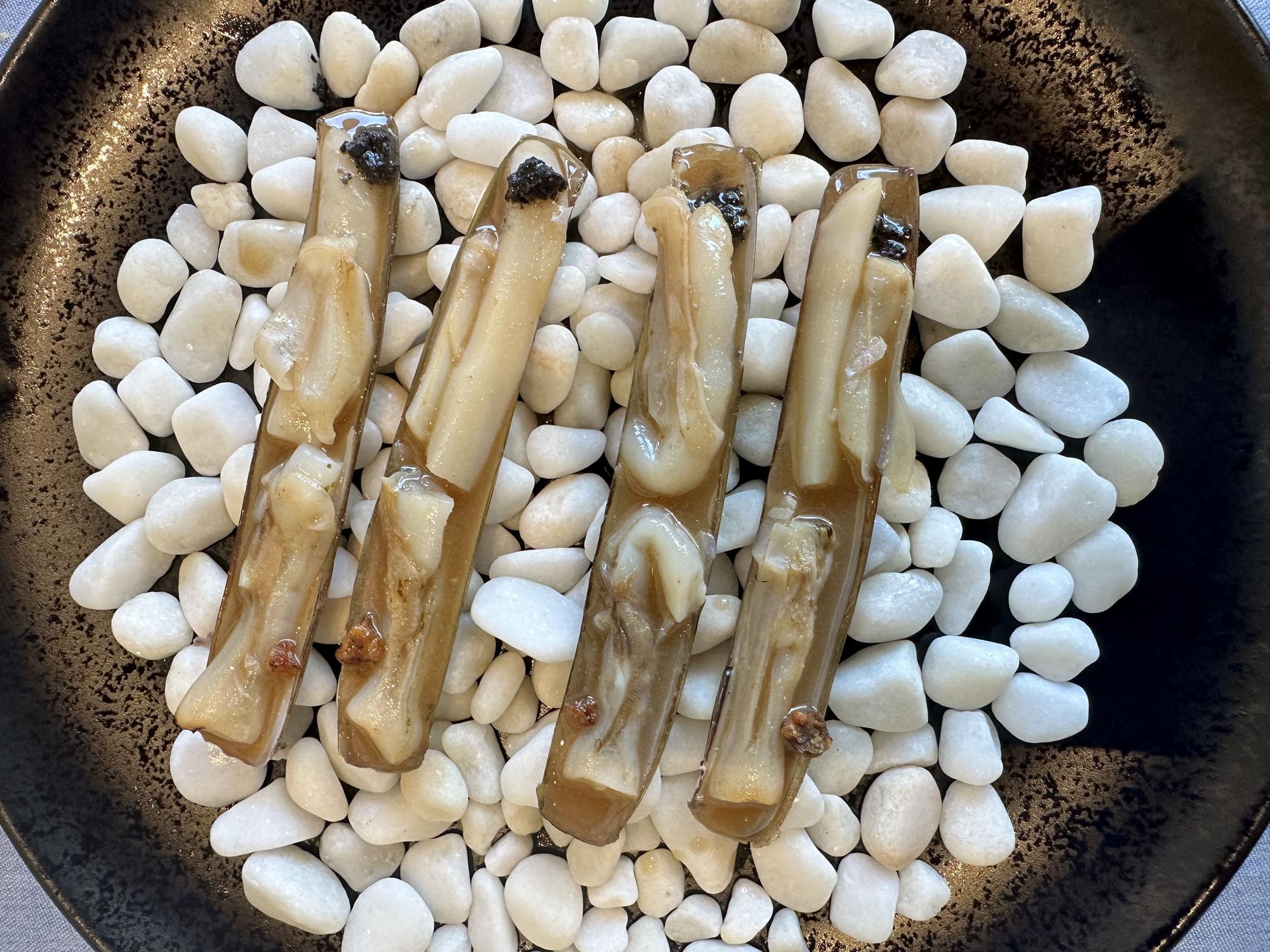 Navajas con aceite de pato, grasa de foie emulsionada y aroma de trufa.