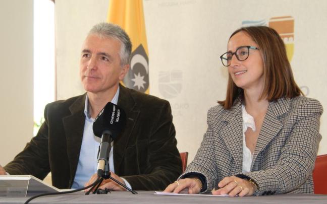 El alcalde de Lazkao, Kepa Zubiarrain, y la concejala, Eneritz Miranda.