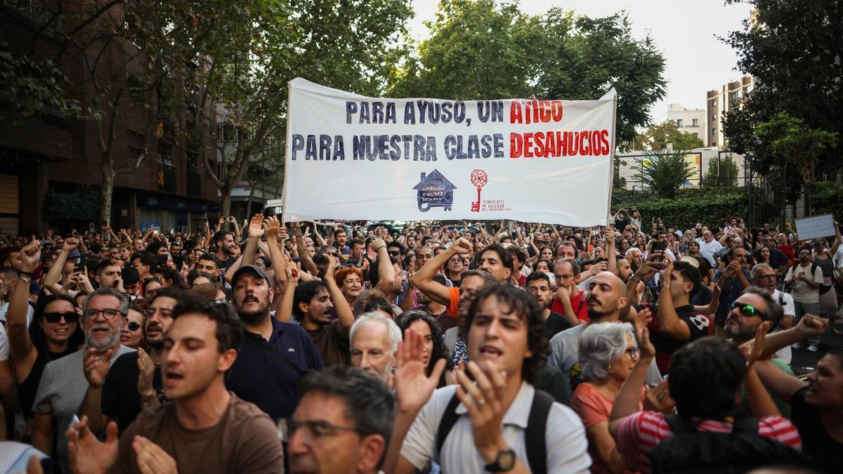 Decenas de personas durante una concentración frente al ático de Chamberí tras el desahucio de Maricarmen.