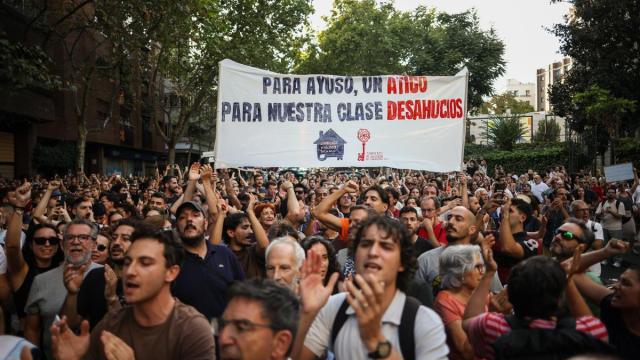 Decenas de personas durante una concentración frente al ático de Chamberí tras el desahucio de Maricarmen.