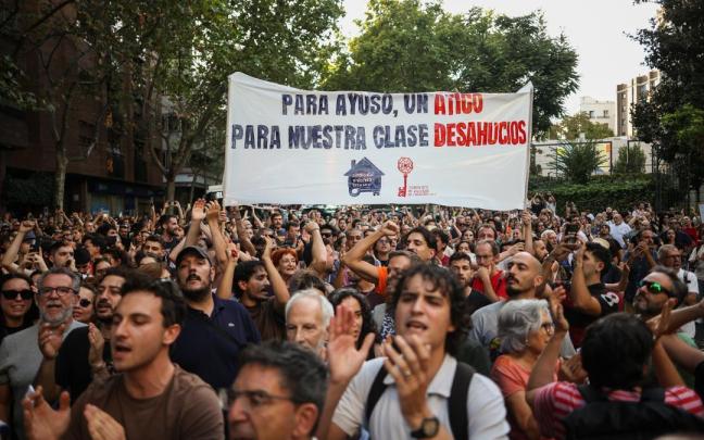 Decenas de personas durante una concentración frente al ático de Chamberí tras el desahucio de Maricarmen.