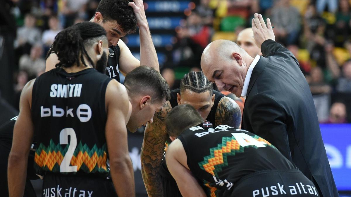 Jaume Ponsarnau da instrucciones a sus jugadores.