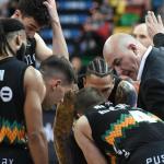 Jaume Ponsarnau da instrucciones a sus jugadores.