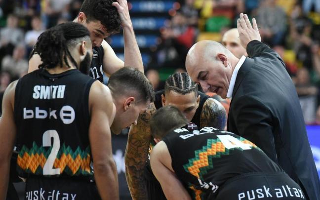 Jaume Ponsarnau da instrucciones a sus jugadores. Jaume Ponsarnau da instrucciones a sus jugadores.