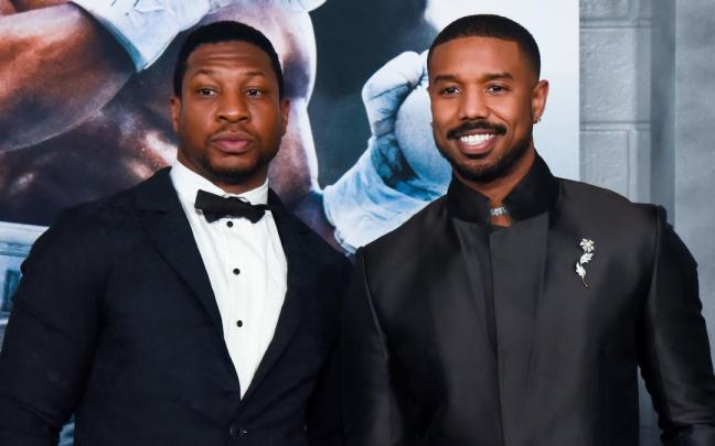 Jonathan Majors (i) y Michael B. Jordan en la premiere de 'Creed III'.
