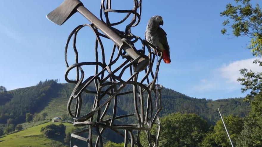 Txarli, en la escultura dedicada al aizkolari Jerónimo Iturbe.