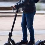 Un joven con un patinete eléctrico, en una imagen de archivo.