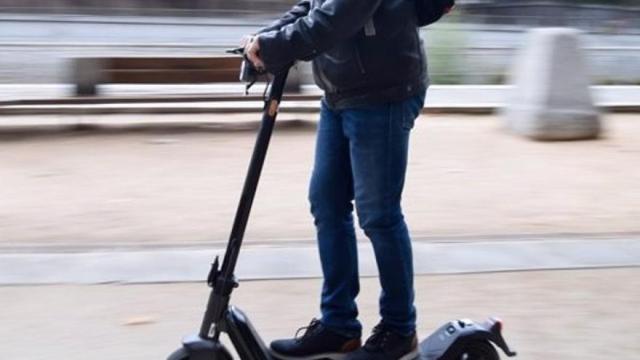 Un joven con un patinete eléctrico, en una imagen de archivo.
