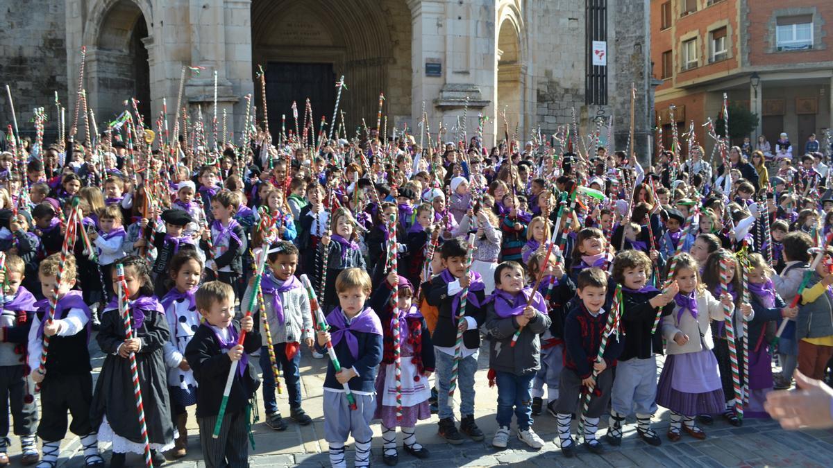 Alumnado de la ikastola Lope de Larrea un Jueves de Lardero en Agurain
