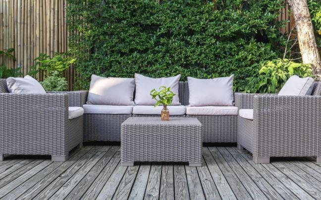 Conjunto de muebles de terraza en ratán gris.