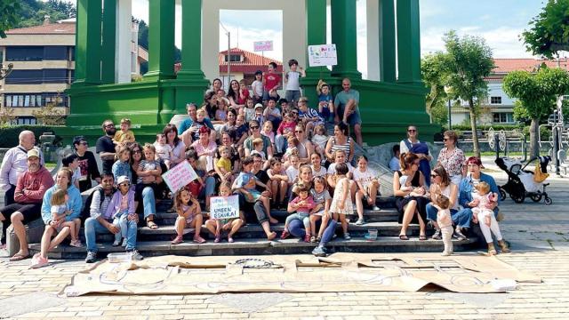 Concentración de Liburutegia Denontzat reclamando el acceso libre de los niños a la biblioteca de Deba / L.D. Concentración de Liburutegia Denontzat reclamando el acceso libre de los niños a la biblioteca de Deba