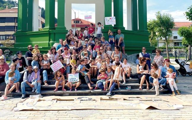 Concentración de Liburutegia Denontzat reclamando el acceso libre de los niños a la biblioteca de Deba / L.D. Concentración de Liburutegia Denontzat reclamando el acceso libre de los niños a la biblioteca de Deba