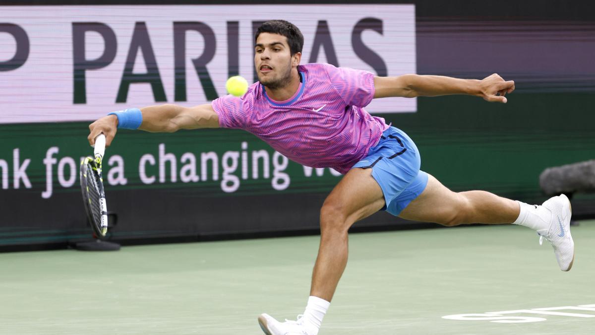 Carlso Alcaraz en una juego frente a Zverev.