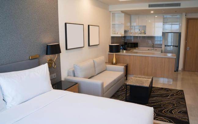 Apartahotel con zona de estar, para el descanso y cocina.