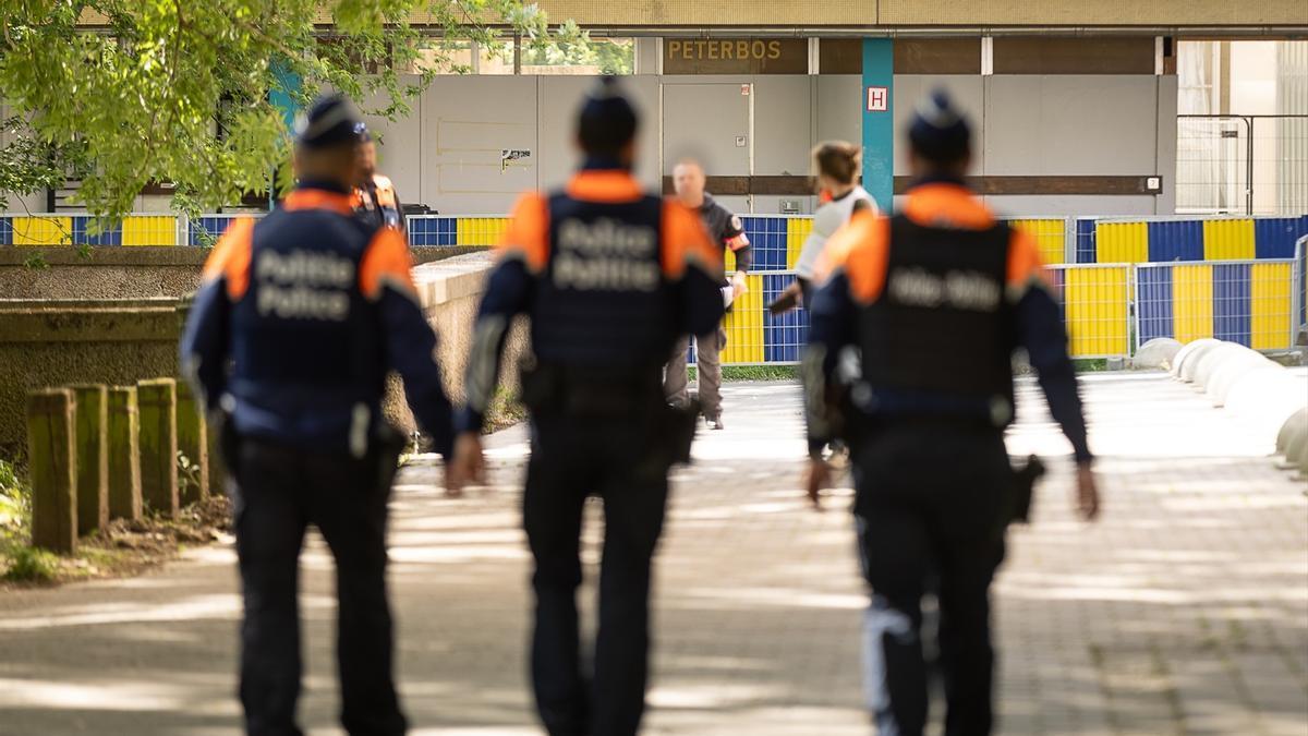 Efectivos de la división de terrorismo de la Policía Judicial Federal de Lieja investigan los hechos, a la espera de que acudan responsables de la Fiscalía.