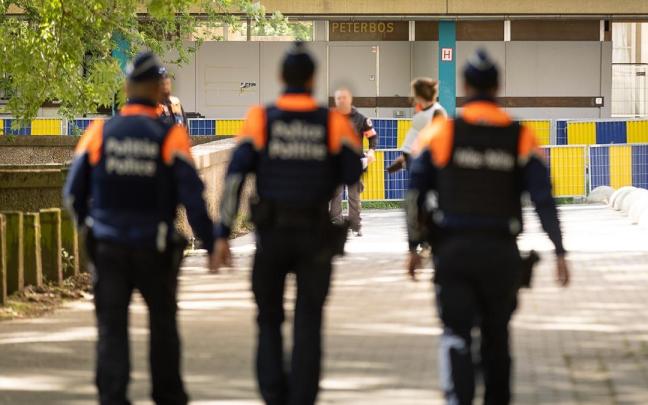 Efectivos de la división de terrorismo de la Policía Judicial Federal de Lieja investigan los hechos, a la espera de que acudan responsables de la Fiscalía.