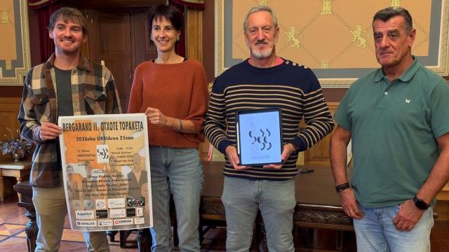Aritz Oteiza (presidente de Alai Berri), Usabiaga, Etxaniz (con el nuevo logo) y Fran Martínez en la presentación del encuentro de otxotes.
