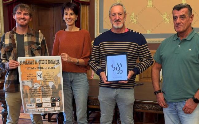 Aritz Oteiza (presidente de Alai Berri), Usabiaga, Etxaniz (con el nuevo logo) y Fran Martínez en la presentación del encuentro de otxotes.