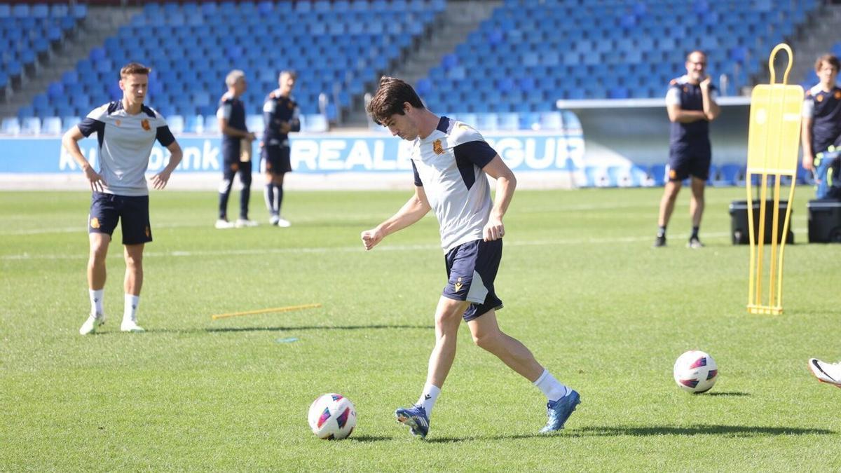 Aritz Elustondo, durante un entrenamiento en Zubieta. / IKER AZURMENDI