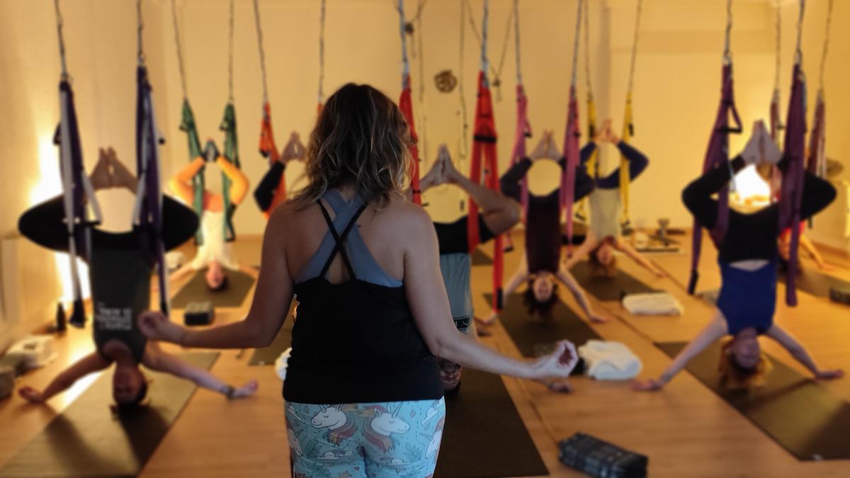 Zeru Lur es la única sala de Gasteiz en la que se practica yoga aéreo.