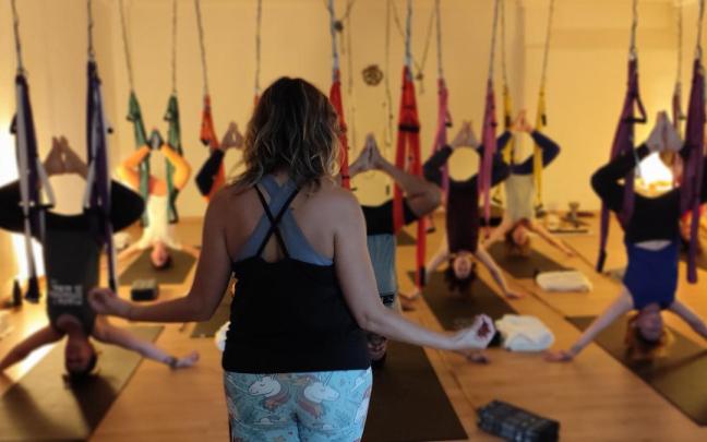 Zeru Lur es la única sala de Gasteiz en la que se practica yoga aéreo.