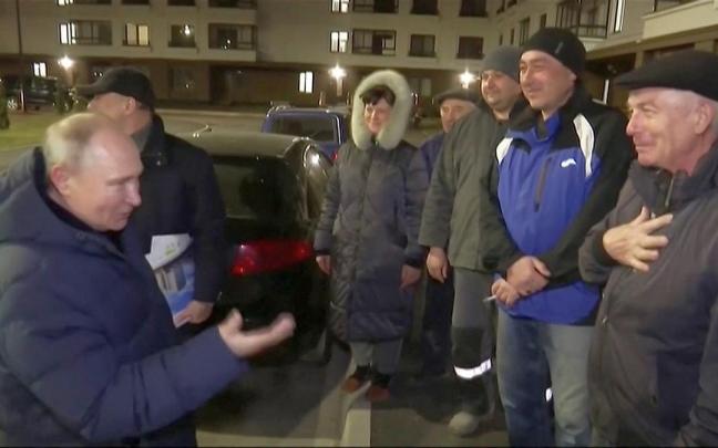 El presidente de Rusia, Vladímir Putin, habla con habitantes de Mariúpol en la visita que cursó a la ciudad ucraniana en manos de los rusos. El presidente de Rusia, Vladímir Putin, habla con habitantes de Mariúpol en la visita que cursó a la ciudad ucraniana en manos de los rusos.