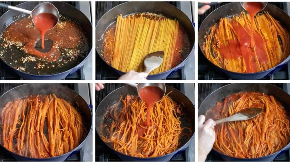 Los ‘spaghetti all’assassina’ se cocinan directamente en la sartén, añadiendo poco a poco el caldo de tomate hasta conseguir su característica costra crujiente.