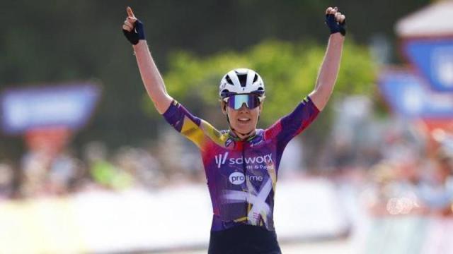 Ven der Breggen festeja la victoria. / La Vuelta femenina Ven der Breggen festeja la victoria.
