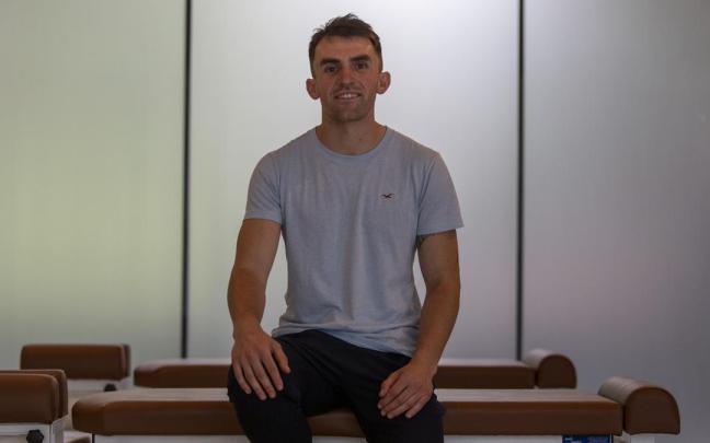 Ander Olano sentado en una de las camillas de ARO