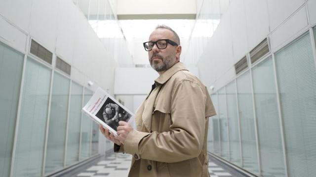 Antonio Maestre, posando con un ejemplar de su último libro, 'Me crie como un fascista'.
